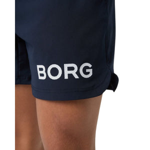 Detail van de witte BORG-print op de pijp van de marineblauwe Short Shorts