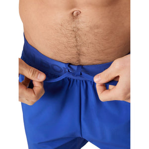 Model trekt de kobaltblauwe Bjorn Borg Short Shorts aan, detail van de taille
