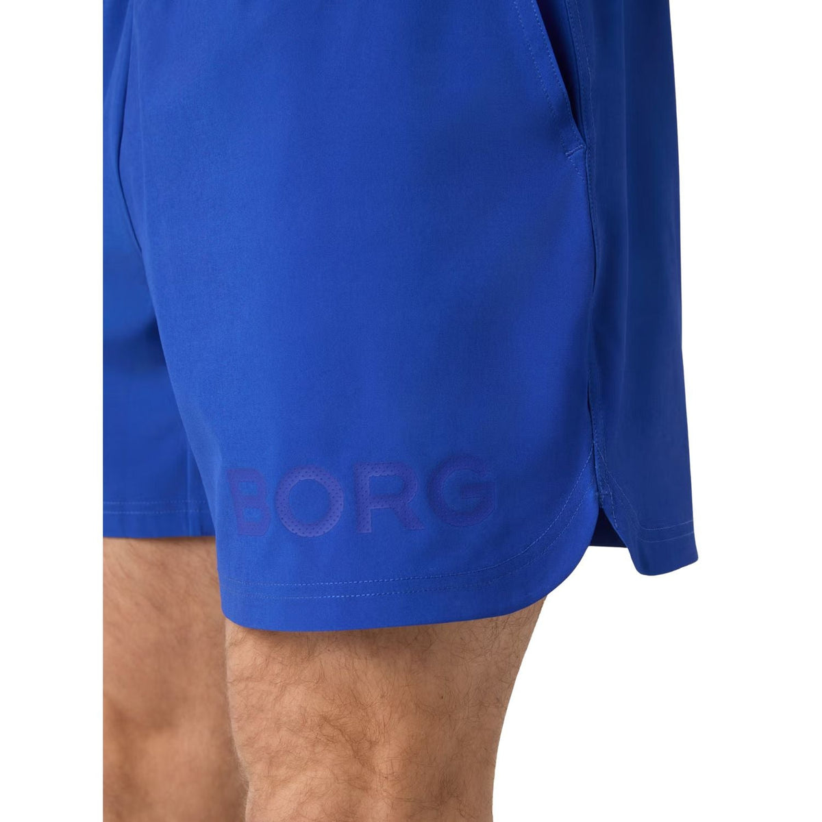 Detail van de BORG-print op de pijp van de kobaltblauwe Short Shorts