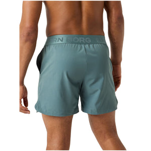 Achterzijde van de zeegroene Bjorn Borg Short Shorts, gedragen