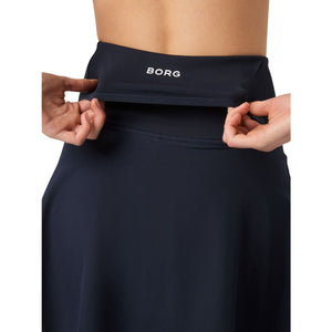 Detail van de tailleband met BORG-logo van de marineblauwe Ace rok