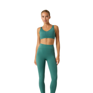 Model draagt de groene Bjorn Borg Sleek legging met bijpassende sporttop