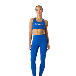 Model draagt de blauwe Bjorn Borg Sleek legging met bijpassende sporttop