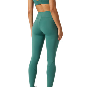Achterzijde van de groene Bjorn Borg Sleek legging op model