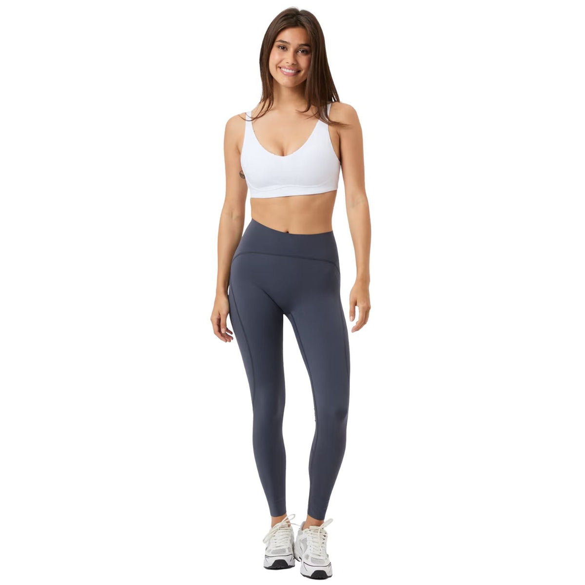 Model draagt de grijsblauwe Bjorn Borg Sleek legging met witte sporttop