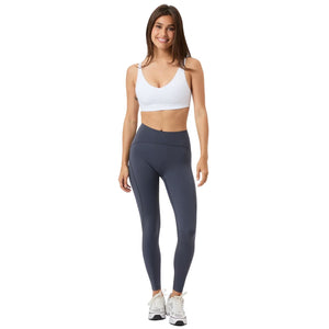 Model draagt de grijsblauwe Bjorn Borg Sleek legging met witte sporttop
