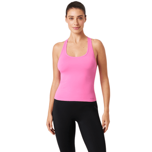Model draagt de roze Bjorn Borg Soft Raceback tanktop met zwarte legging, vooraanzicht