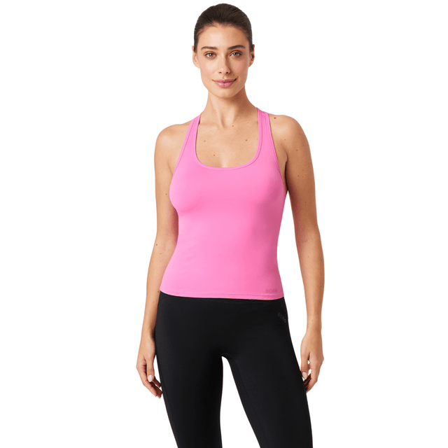 Model draagt de roze Bjorn Borg Soft Raceback tanktop met zwarte legging, vooraanzicht