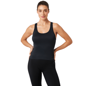 Model draagt de zwarte Bjorn Borg Soft Raceback tanktop met de handen in de zij