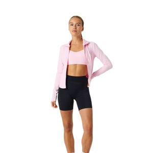 Model draagt het geopende lichtroze Bjorn Borg Soft Zip Midlayer met zwarte short
