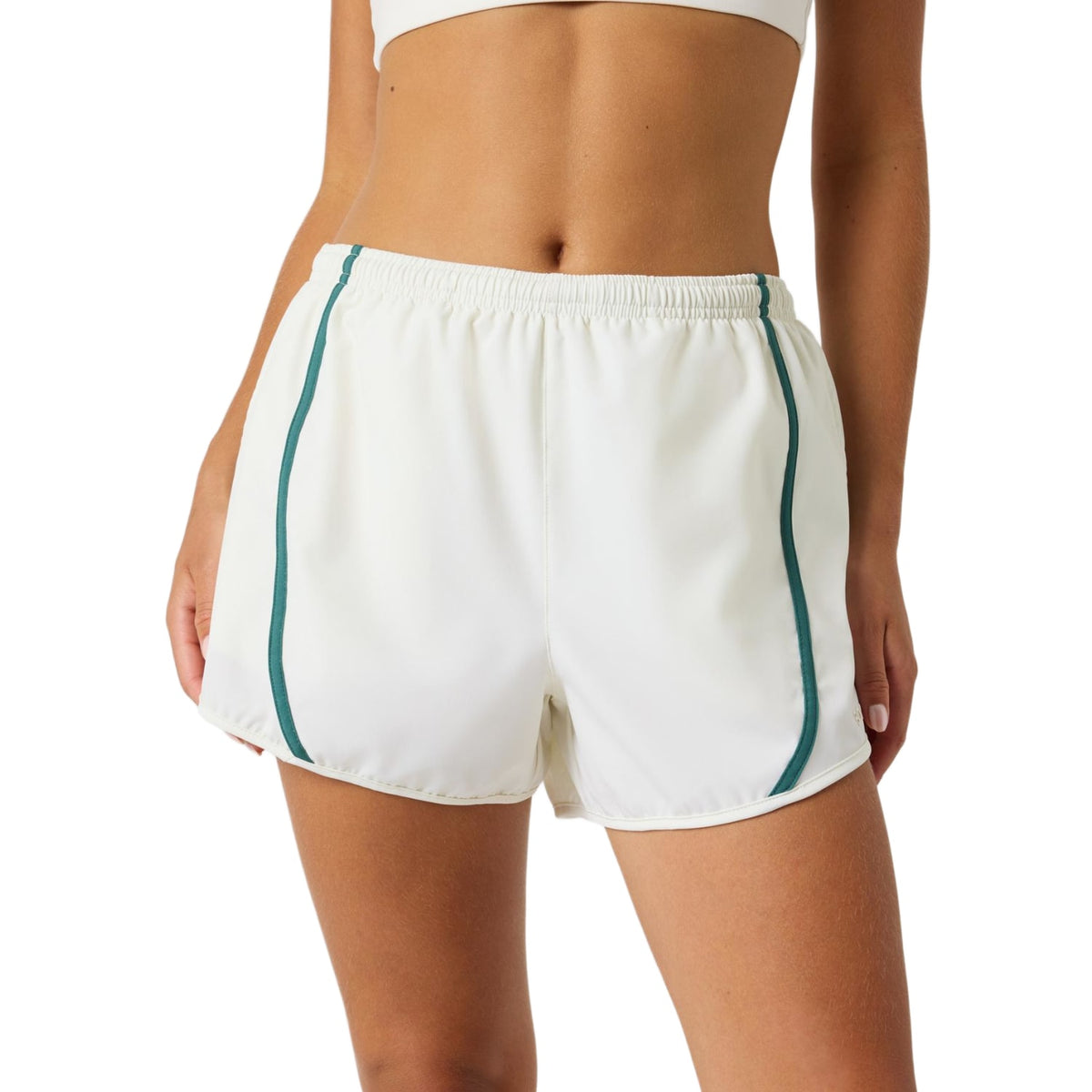 Vooraanzicht van de gebroken witte Bjorn Borg Sports Shorts met groene bies op de zijkant