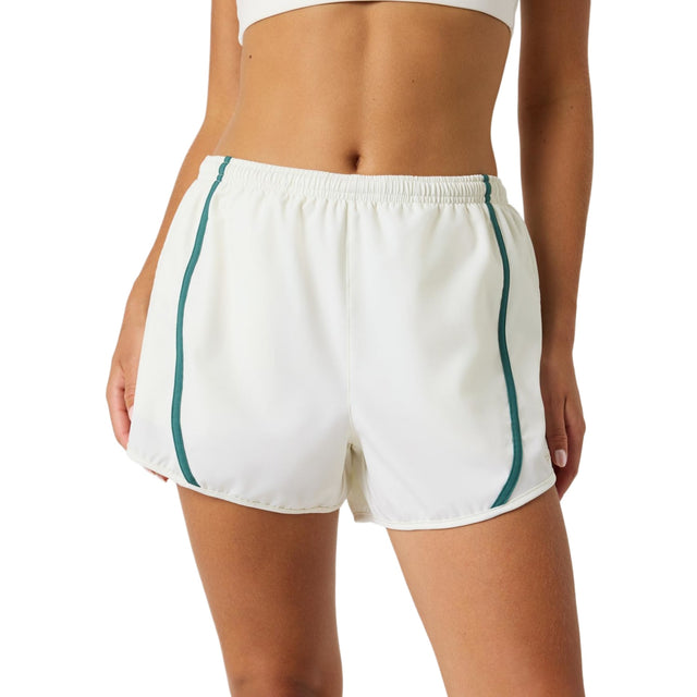 Vooraanzicht van de gebroken witte Bjorn Borg Sports Shorts met groene bies op de zijkant