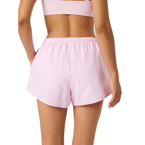 Lichtroze Bjorn Borg Sports Shorts op model, vooraanzicht met roze sporttop erboven