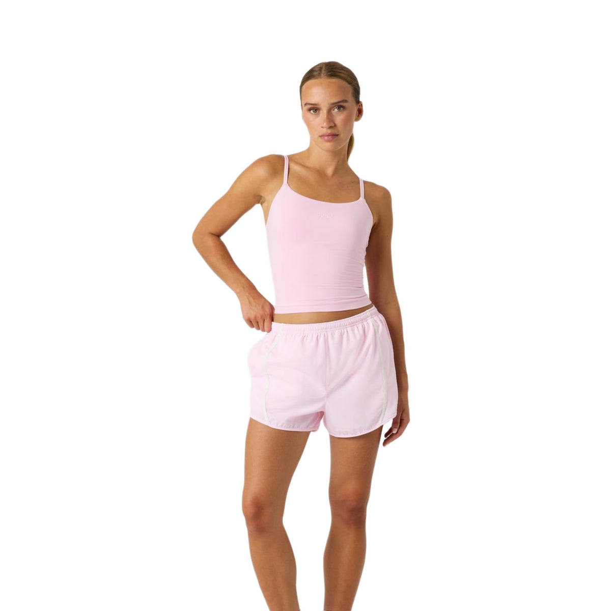Model ten voeten uit in de lichtroze Bjorn Borg Sports Shorts met roze tanktop