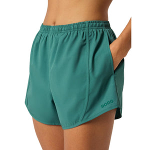 Zijaanzicht van de groene Bjorn Borg Sports Shorts met klein logo onder op de pijp