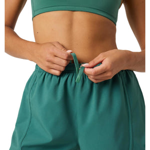 Detail van het koord in de tailleband van de groene Bjorn Borg Sports Shorts