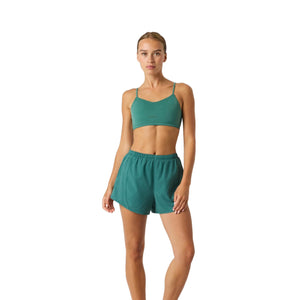 Model ten voeten uit in de groene Bjorn Borg Sports Shorts met groene sport-bh