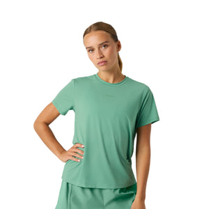 Model draagt het Bjorn Borg Sports T-shirt voor dames in groen, vooraanzicht