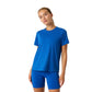Model draagt het Bjorn Borg Sports T-shirt voor dames in blauw met fietsbroekje