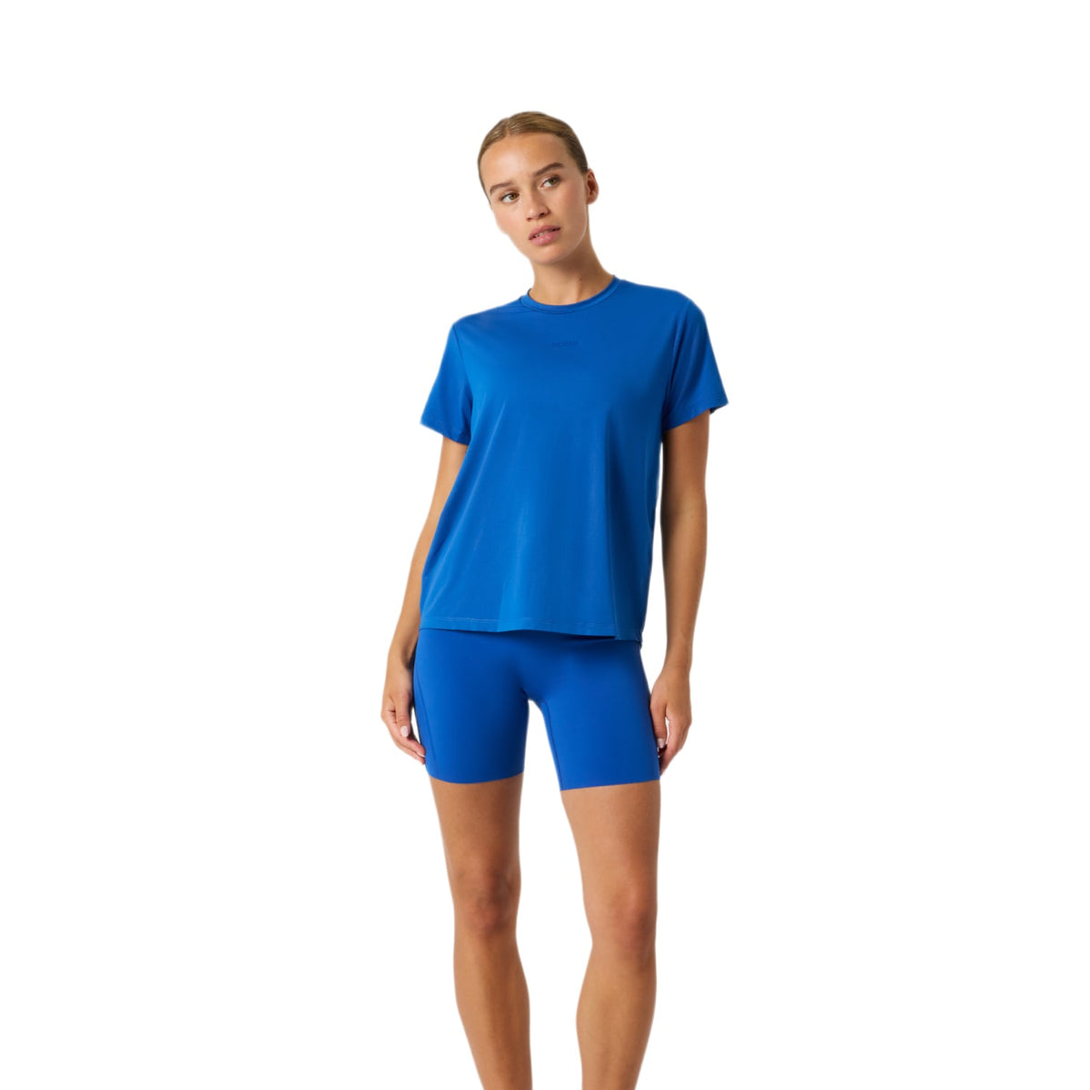 Model draagt het blauwe Bjorn Borg Sports T-shirt met bijpassende korte broek