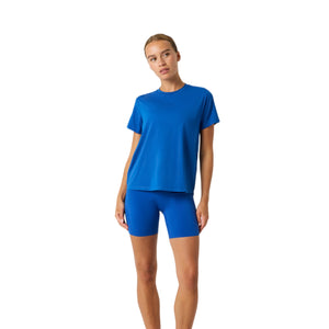 Model draagt het blauwe Bjorn Borg Sports T-shirt met bijpassende korte broek