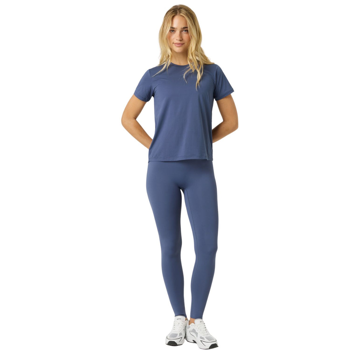 Model ten voeten uit in het grijsblauwe Bjorn Borg Sports T-shirt en lange legging