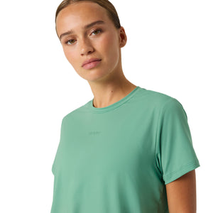 Detail van de ronde hals en het borstlogo op het groene Bjorn Borg Sports T-shirt