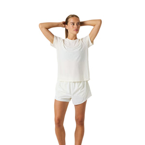 Model in het gebroken witte Bjorn Borg Sports T-shirt met handen achter het hoofd