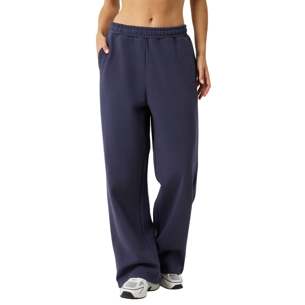 Bjorn Borg Studio oversized sweatpants voor dames in donkerblauw, vooraanzicht op model