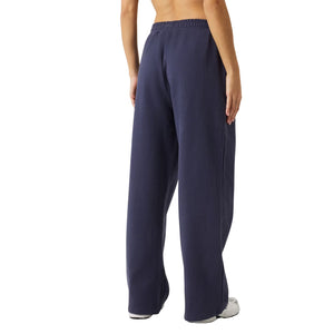 Achterzijde van de donkerblauwe Bjorn Borg Studio sweatpants met rechte pijpen
