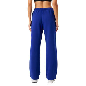 Achterzijde van de kobaltblauwe Bjorn Borg Studio sweatpants met enkelboorden