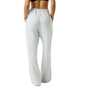 Achterzijde van de lichtgrijze Bjorn Borg Studio sweatpants met rechte pijpen
