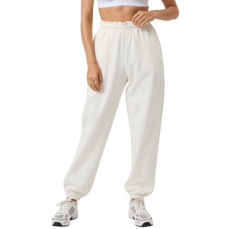 Vooraanzicht van de gebroken witte Bjorn Borg Studio Oversized joggingbroek op model