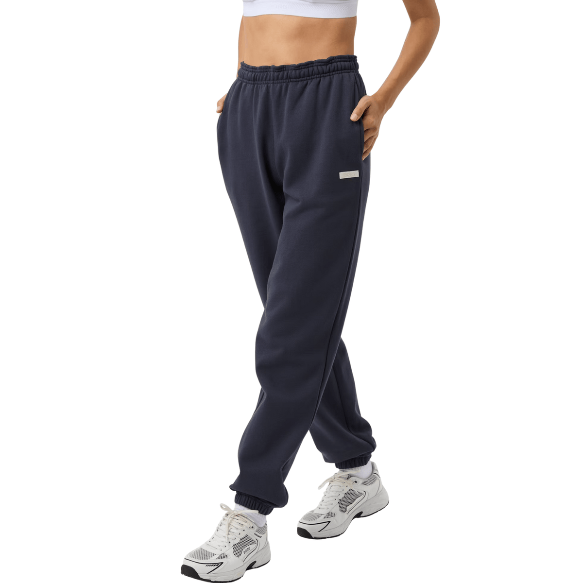 Vooraanzicht van de donkerblauwgrijze Bjorn Borg Studio Oversized joggingbroek met zijzak