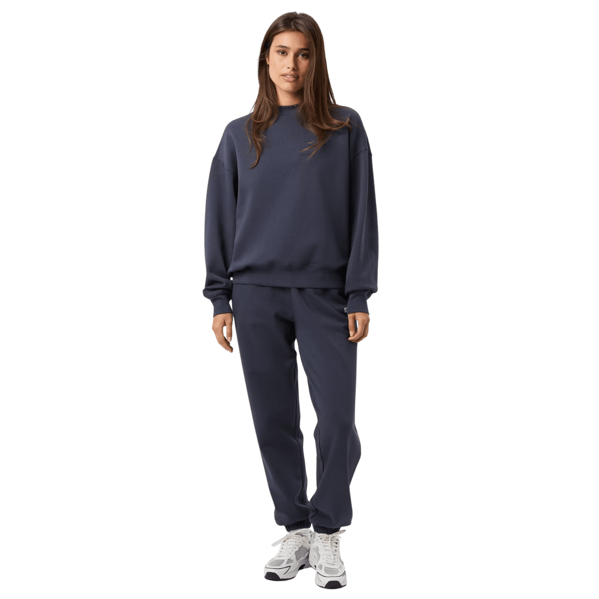 Model ten voeten uit in de donkerblauwgrijze Bjorn Borg Studio Oversized broek en trui