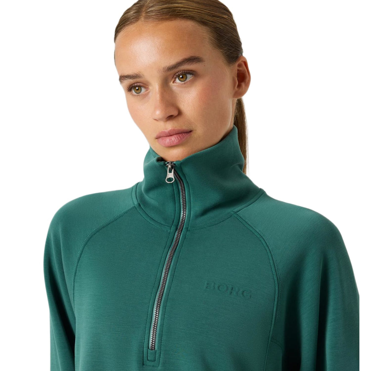 Close-up van de opstaande kraag en halve rits van de groene Studio Soft Halfzip sweater