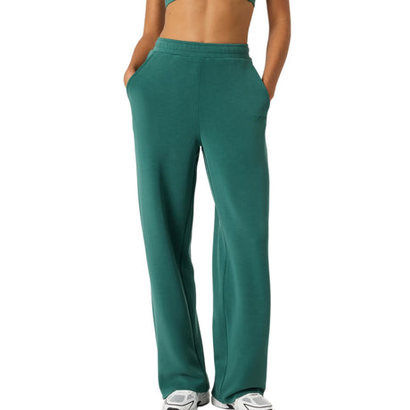 Groene Bjorn Borg Studio Soft broek met wijde pijpen, vooraanzicht op model