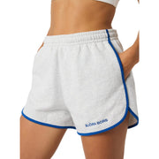 Vooraanzicht van de grijze Bjorn Borg Sweatshorts met blauwe bies en logo op de pijp