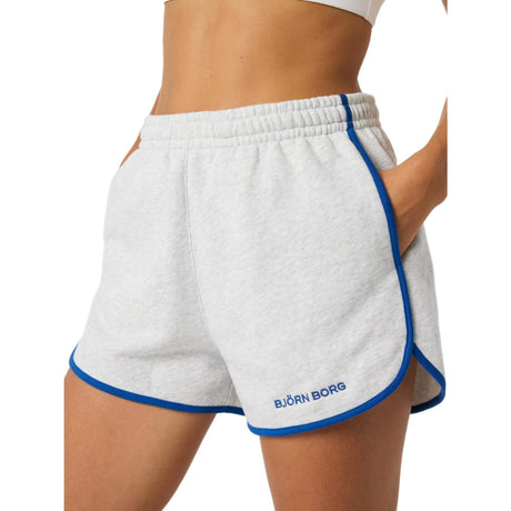 Vooraanzicht van de grijze Bjorn Borg Sweatshorts met blauwe bies en logo op de pijp
