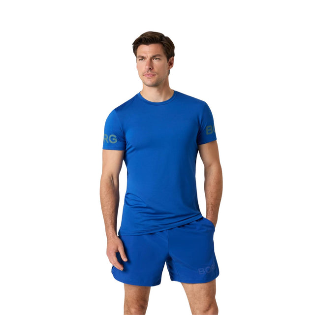 Model draagt het Bjorn Borg T-shirt voor heren in kobaltblauw met short