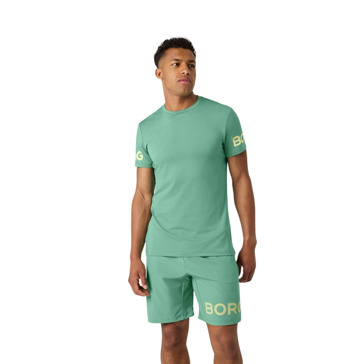 Model draagt het Bjorn Borg T-shirt voor heren in mintgroen met short