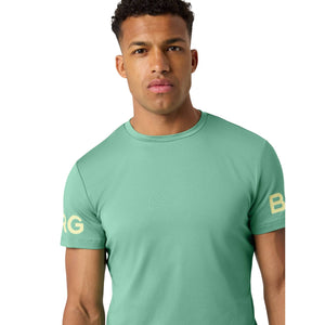 Detail van de mouw met gele BORG-print op het mintgroene Bjorn Borg T-shirt