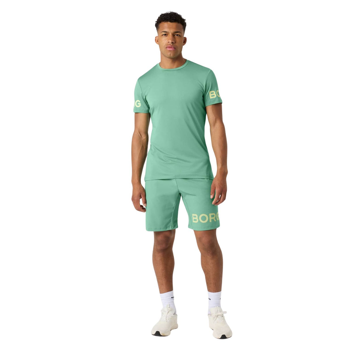 Model ten voeten uit in het mintgroene Bjorn Borg T-shirt en short