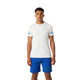 Model draagt het Bjorn Borg T-shirt voor heren in wit met blauwe short