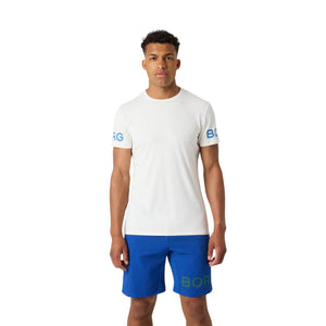 Model draagt het Bjorn Borg T-shirt voor heren in wit met blauwe short
