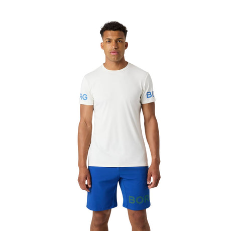 Model draagt het Bjorn Borg T-shirt voor heren in wit met blauwe short