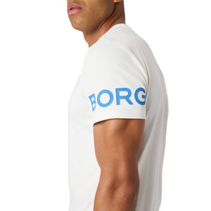 Detail van de blauwe BORG-print op de mouw van het witte Bjorn Borg T-shirt