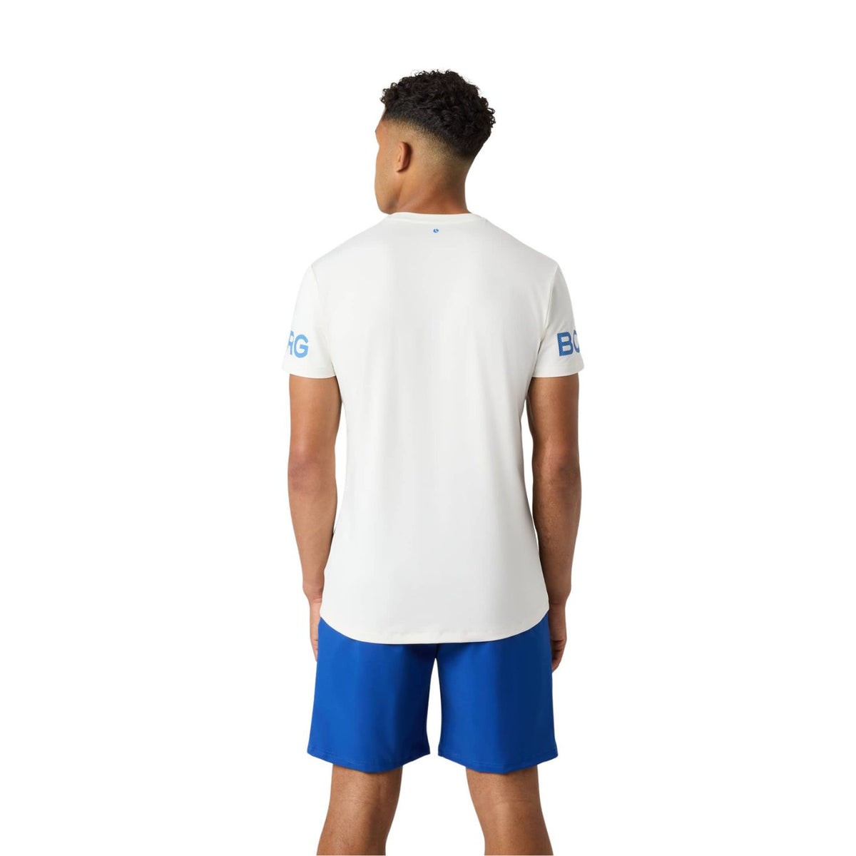 Achterzijde van het witte Bjorn Borg T-shirt met blauwe short