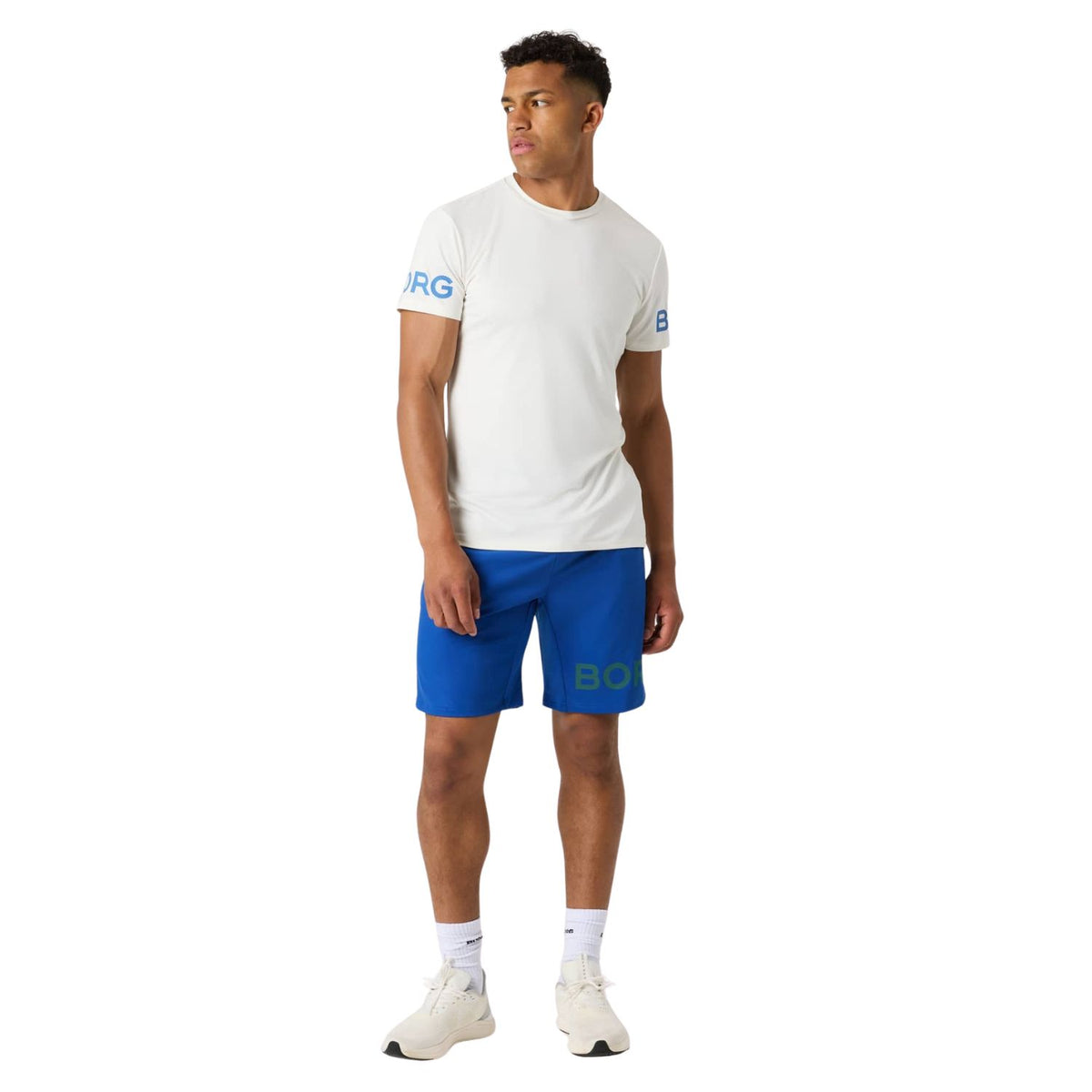 Model ten voeten uit in het witte Bjorn Borg T-shirt en blauwe short