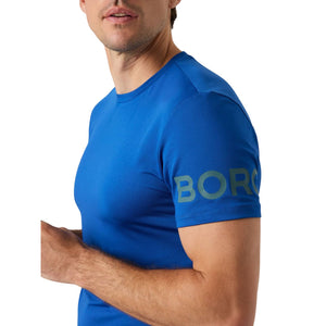 Detail van de mouw met BORG-print op het blauwe Bjorn Borg T-shirt